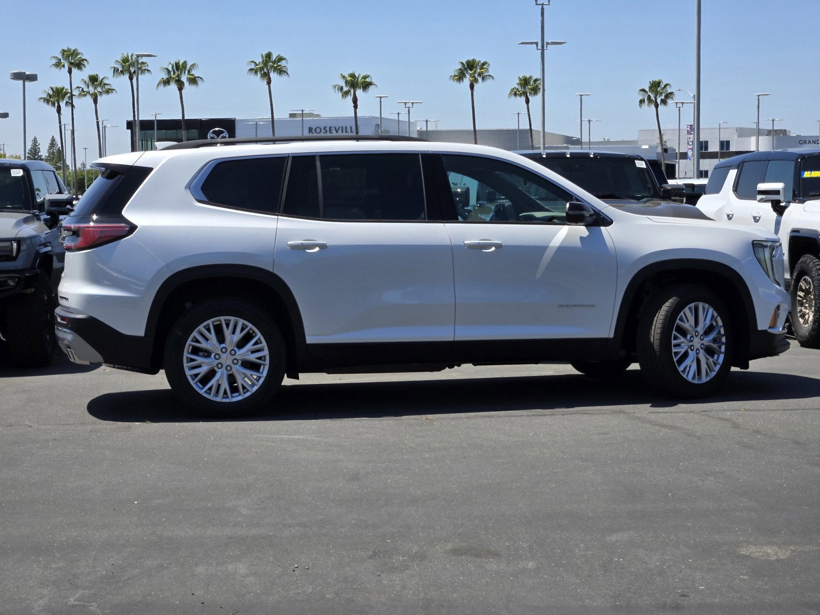 2025 GMC Acadia Elevation