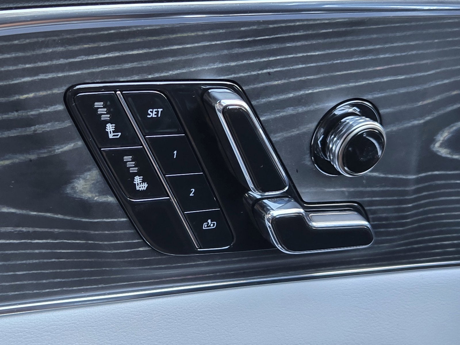 2024 Cadillac LYRIQ Luxury 1